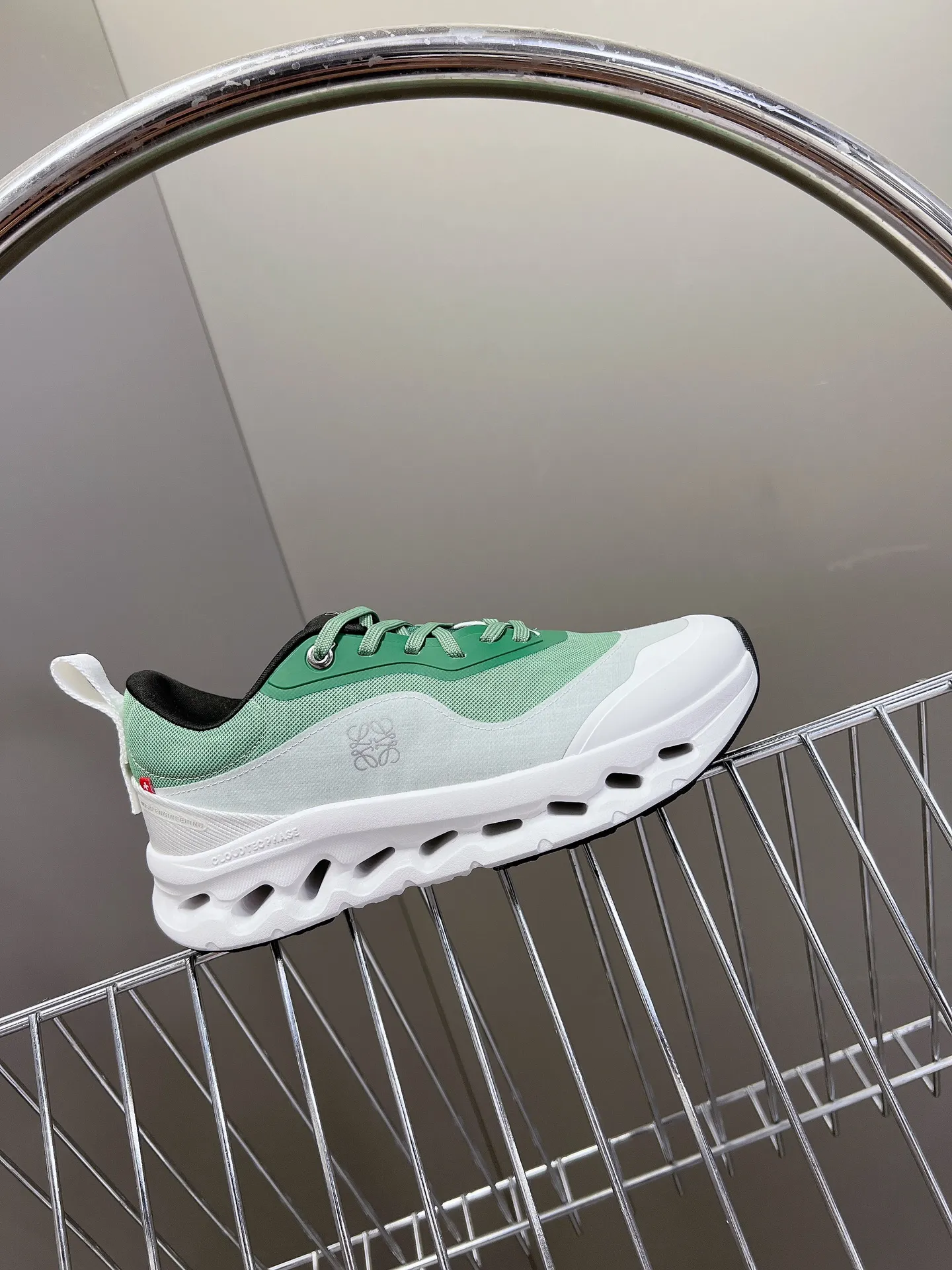 👟👟Ex-factory price 640👟👟 Loewe x on cioudtilt2.0 running shoes‼ ️Couple model Loewe Made from recycled polyester and mesh, it features an exclusive rubber sole with Loewe's classic logo printed on the side and full-coverage seam details. This cooperation combines ON's professional technology with Loewe's exquisite craftsmanship, and uses it in the production and design, specially designed for urban life and outdoor sports. Code number: 35-40, male 39-44